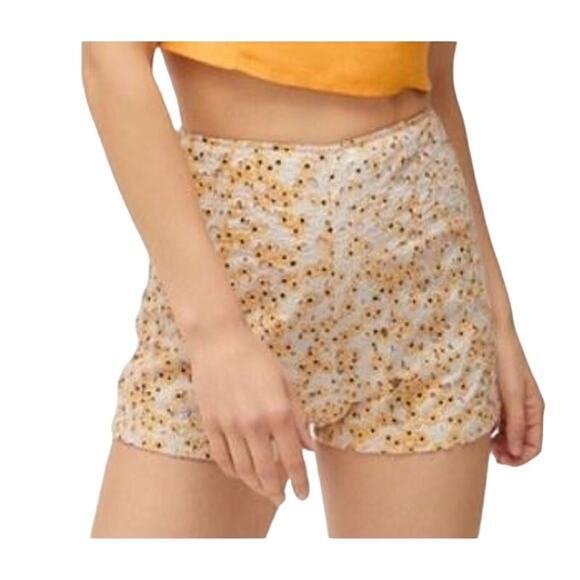 Urban Outfitters Womens High Rise Balboa Eyelet Shorts Size L‎ Yellow Side Zip - Picture 1 of 7